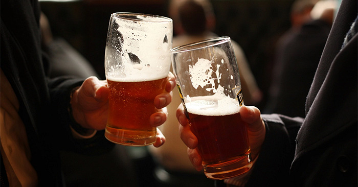 To fulle nordlendinger møtes på en pub. Det som skjer? Jeg ler så tårene triller!