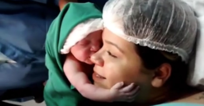 Babyen nekter å slippe mammaen etter fødselen. Se videoklippet som rører hele verden!